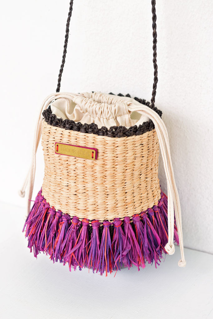 This bucket bag is a kalabash bag made by hand in raffia, it's a woven bag